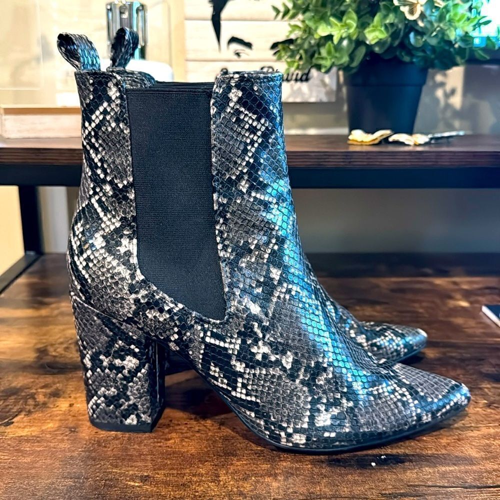 Steve‎ Madden Subtle Gray and black snakeskin heeled booties size 8.5
